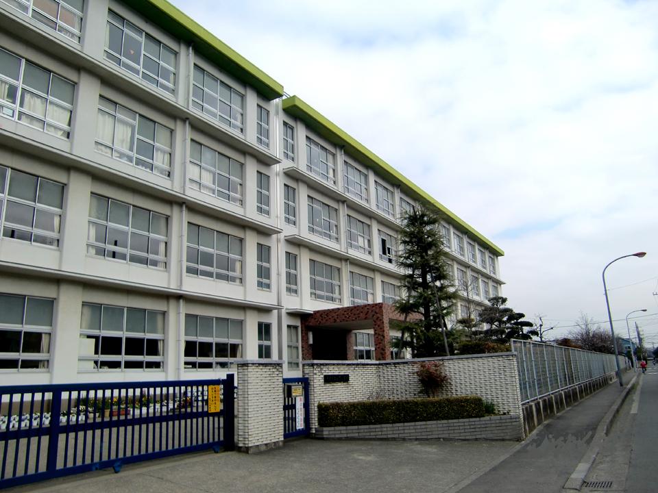 Primary school. 734m up to elementary school under Hiratsuka Tateyama