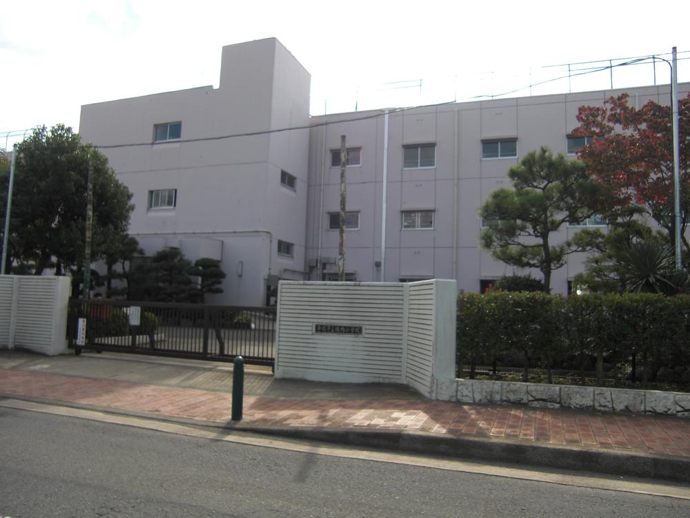 Primary school. 875m to Hiratsuka City Yokouchi Elementary School