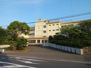 Primary school. 1000m school education goal to elementary school Hiratsuka Tachibana water "friends full, It is an elementary school that hope and I want you to send a fun school life and a dream full ".