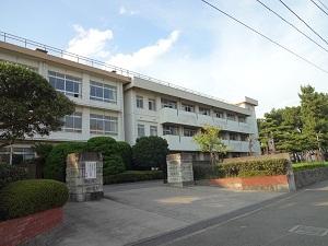 Junior high school. Hiratsuka City Hamadake there is a school library to work with 1030m community book-reading activities to junior high school has been active as a "Hamadake junior high school children reading activities Promotion Council".