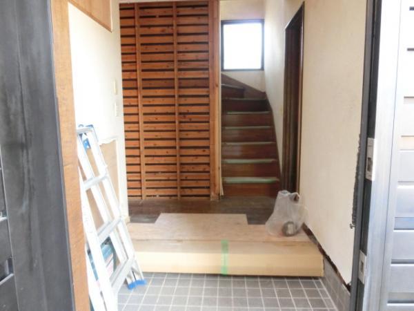 Entrance. Entrance part You Juhari the floor of flooring. It adopts the scratch-resistant Sumitomo Forestry Crest Co., Ltd. of the flooring material. Pet Friendly ・ Wax is not required. (Currently under renovation)