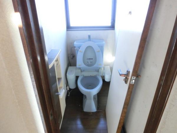 Toilet. Second floor of the toilet, Toilet bowl ・ Replace the toilet seat with a new one. You can use clean in the shower toilet (in remodeling)