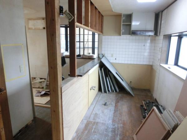 Kitchen. Kitchen is replaced with a new one. Stove will be IH heater in the all-electric. Cleaning is Easy (currently under renovation)