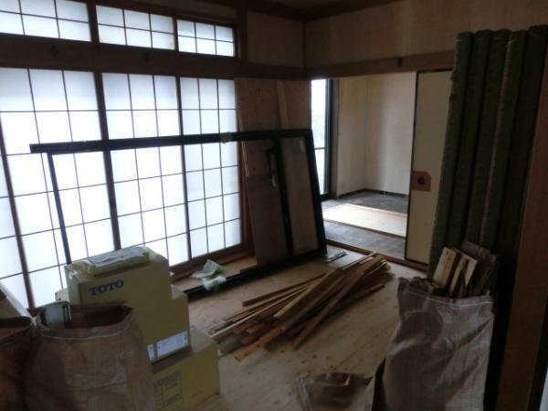 Non-living room. The first floor of the Japanese-style tatami mat exchange, Sliding door ・ Exchange Shoji Zhang, wall ・ Ceiling Masu re-covering the cross (currently under renovation)