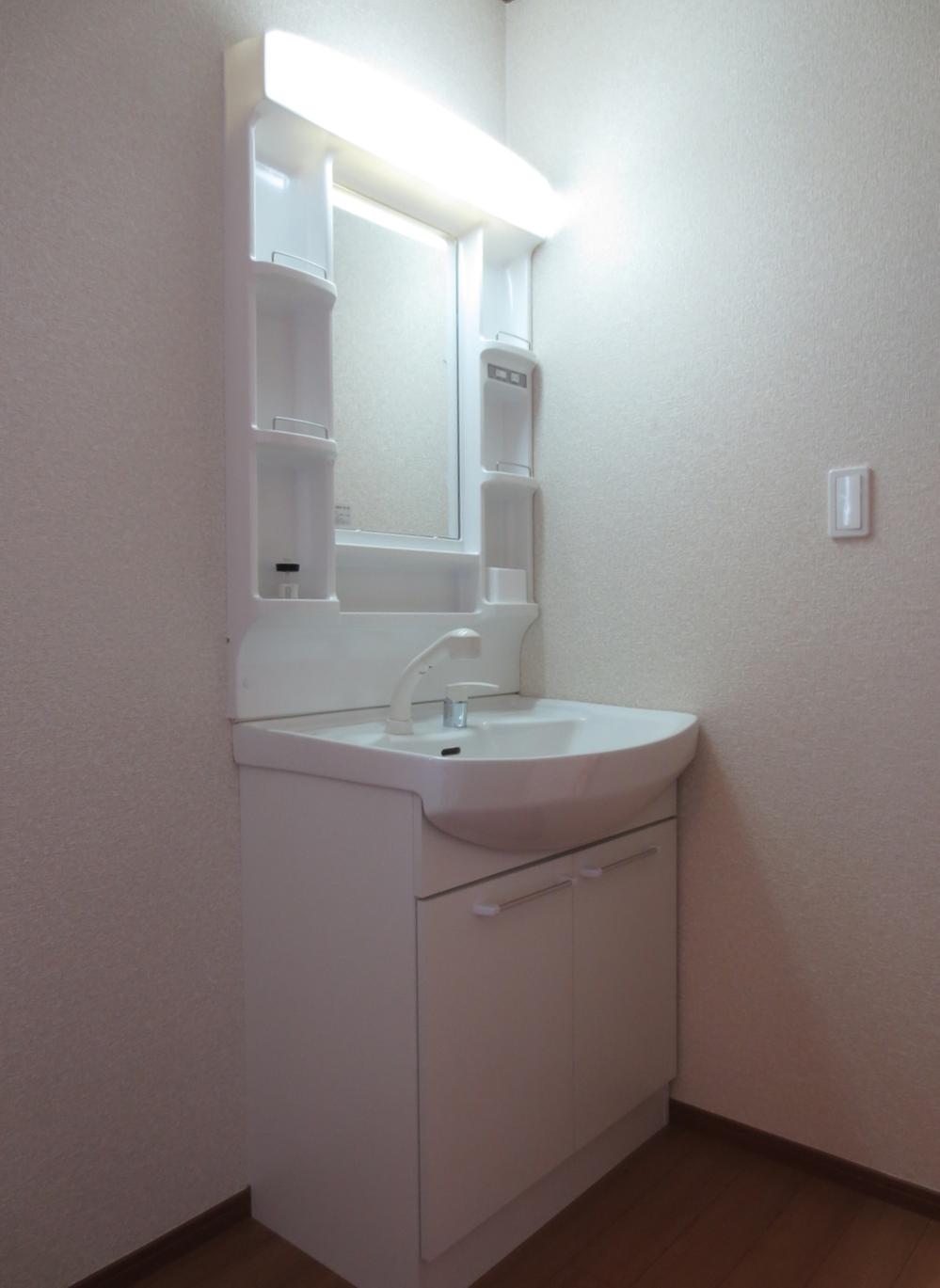 Wash basin, toilet. Shower Dresser