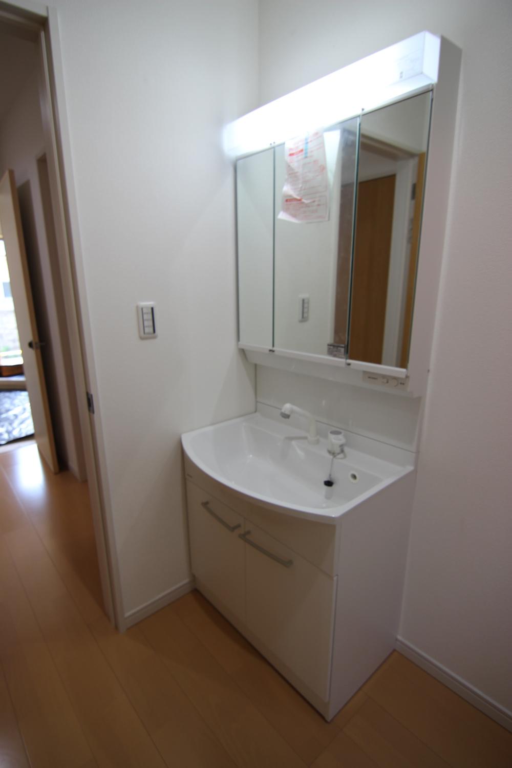 Wash basin, toilet. Three-sided vanity