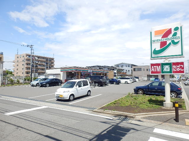 Convenience store. 250m to Seven-Eleven (convenience store)