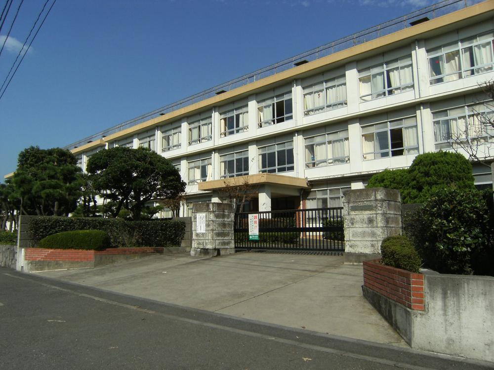 Junior high school. 941m until Hiratsuka Tachihama dake junior high school