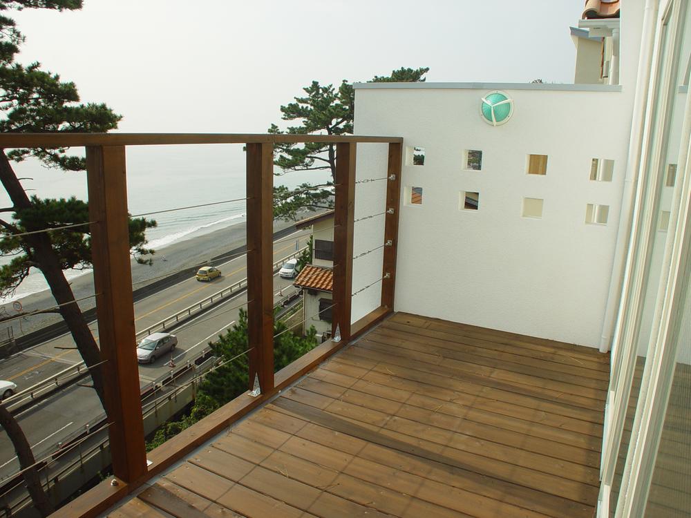Building plan example (exterior photos). Wooden deck overlooking the sea