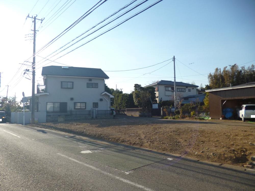 Local photos, including front road. 2 Station Available Living environment is good