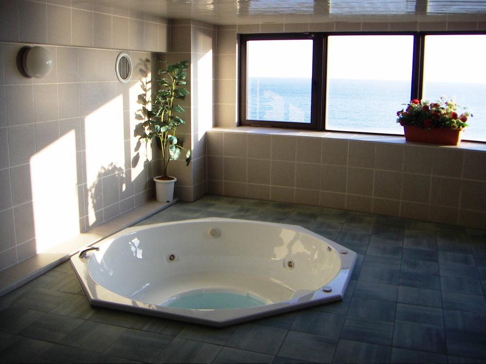 Other common areas. Is a Jacuzzi and sauna room on the top floor on the 11th floor