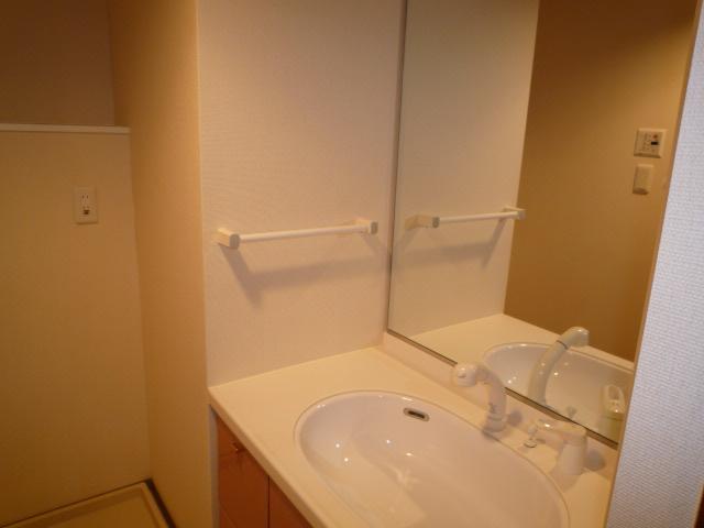 Wash basin, toilet. Room wash basin (June 2011) shooting