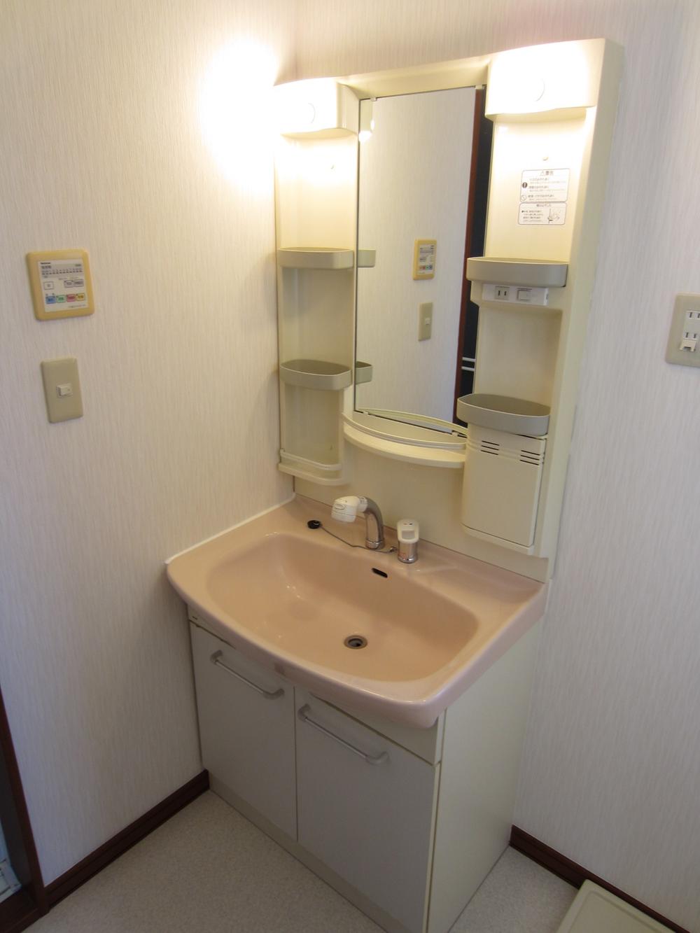 Wash basin, toilet