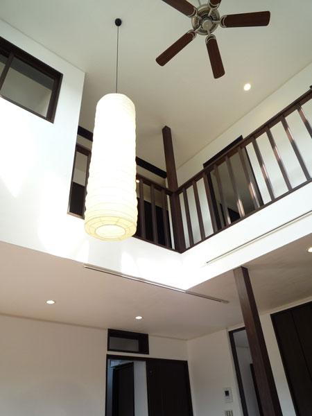 Building plan example (introspection photo). Bright living room with vaulted ceiling