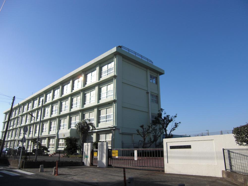 Primary school. 188m until Hiratsuka Municipal Pink Elementary School