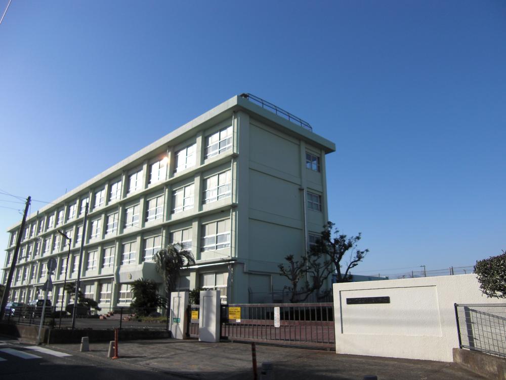 Primary school. Small children is also safe because Hiratsuka Municipal Nadeshiko 454m elementary school is close to elementary school