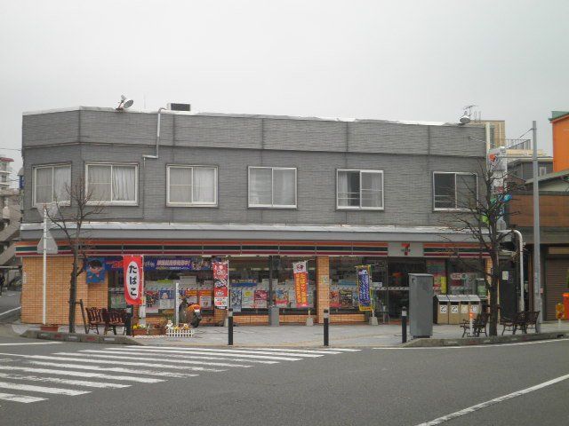 Convenience store. 900m to Seven-Eleven (convenience store)