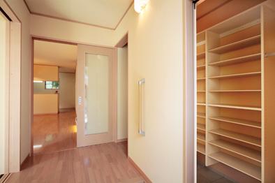Building plan example (introspection photo). Entrance side closet It provided the entrance and plenty of storage of family dedicated, Why not be the front door is always so refreshing ... it is if there is a sudden visitor. Price 14 million yen, Building area 95.87 sq m