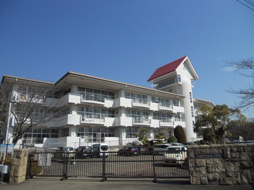 Primary school. Yoshizawa located in a good environment in which blessed the peripheral 830m rich naturally to elementary school, It seems it is freely To study and sports.