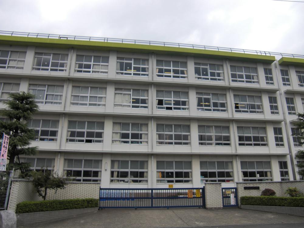 Primary school. 287m up to elementary school under Hiratsuka Tateyama