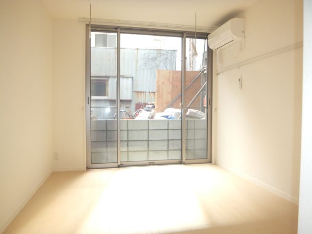 Living and room. Western-style 7.7 Pledge