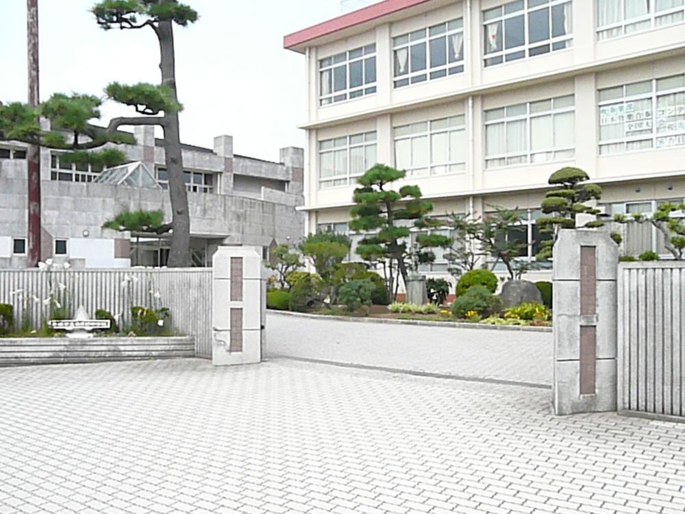 Junior high school. 937m until Hiratsuka Municipal Kasugano junior high school