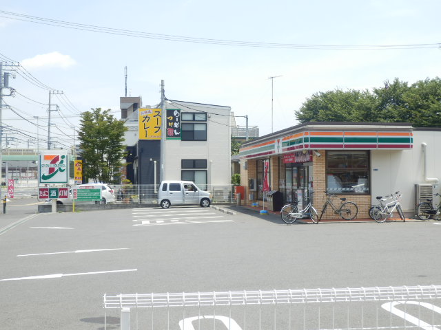 Convenience store. 50m until the Seven-Eleven (convenience store)