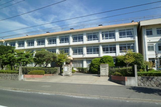 Junior high school. Hamadake about until junior high school 320m