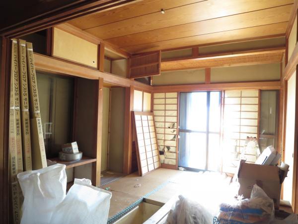 Non-living room. The first floor of the Japanese-style, It has become quite cool to build. Here are taking advantage of the period dating back to 35 years (renovation This is a middle of the photo)