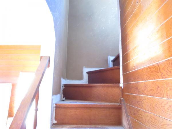 Other introspection. Stairs (Photography) Staircase wall ・ The ceiling and cross Chokawa floor is painted. Will be clean (renovation This is a middle of the photo)