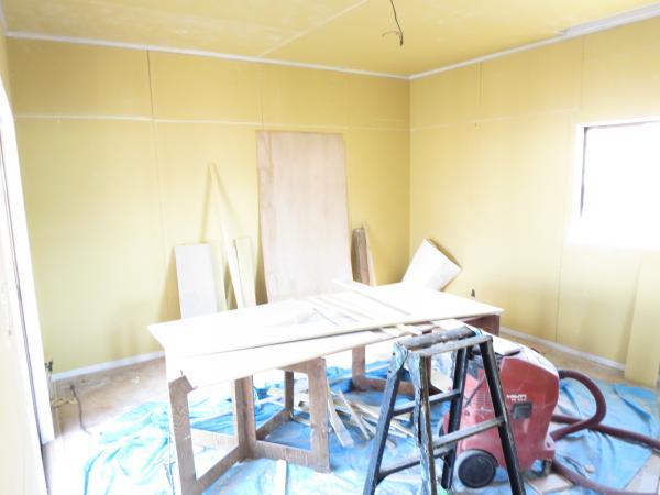 Non-living room. Second floor 8 Pledge of Western-style Floor flooring Juhari, wall ・ It will be on the ceiling cross Chokawa to Pikkapika (renovation This is a middle of the photo)