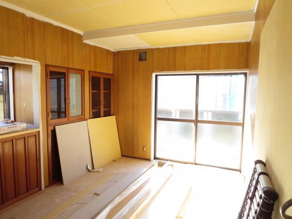 Non-living room. Second floor 6 Pledge of Western-style. There are windows and veranda sweep on the south side, It is very bright rooms. Room floor flooring Juhari, wall ・ It will be on the ceiling cross Chokawa to Pikkapika (renovation This is a middle of the photo)