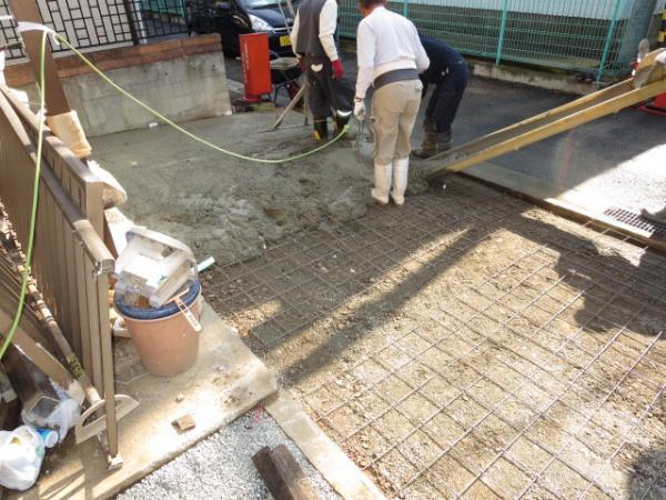 Parking lot. It is a photograph in the expansion project of the parking lot Since the dirt floor is lined with wire mesh and concrete, It has become a sturdy. 