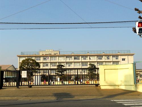 Primary school. 847m until Hiratsuka Municipal Fujimi Elementary School