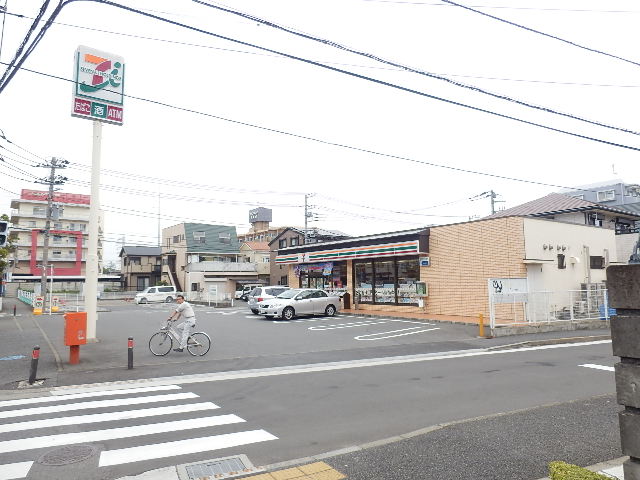 Convenience store. 330m to Seven-Eleven (convenience store)