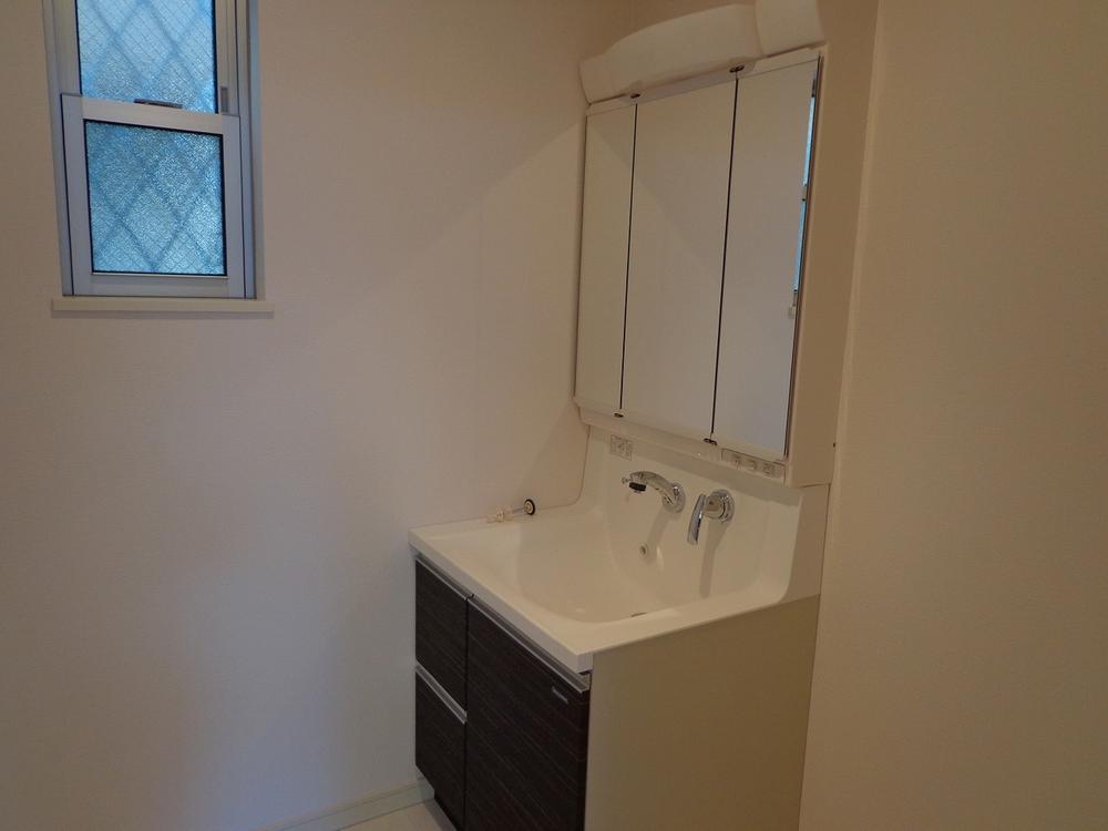 Wash basin, toilet. Large vanity is the amount of storage of the three-sided mirror.