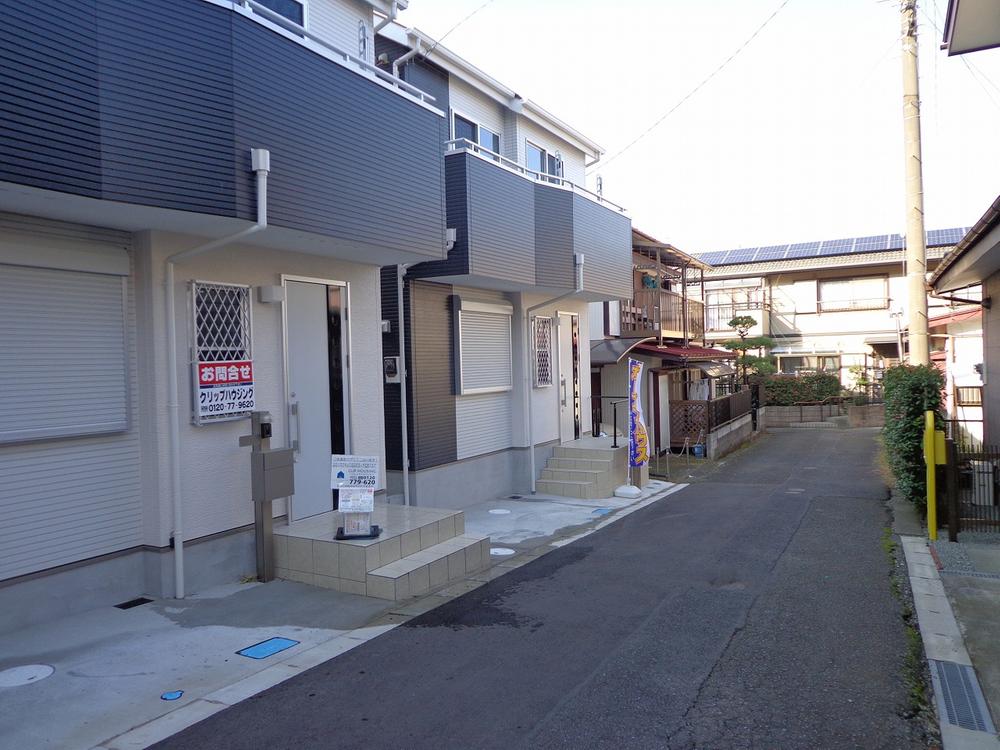 Local photos, including front road. The entire surface of the road is located about 4m.