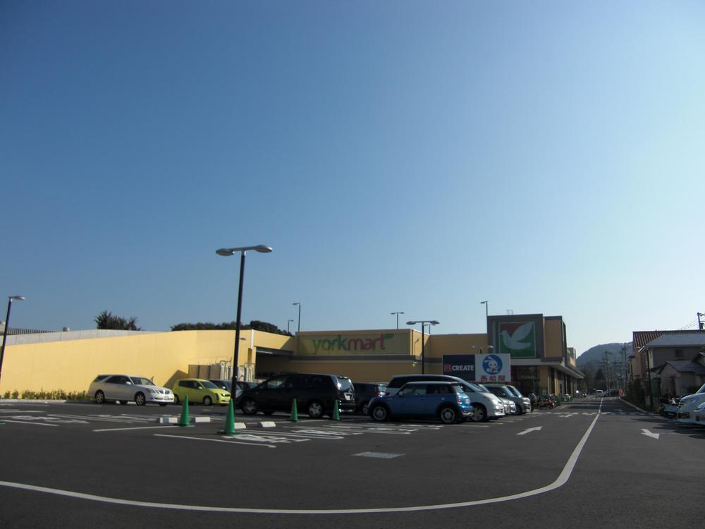Supermarket. York Mart Namwon to the store 810m