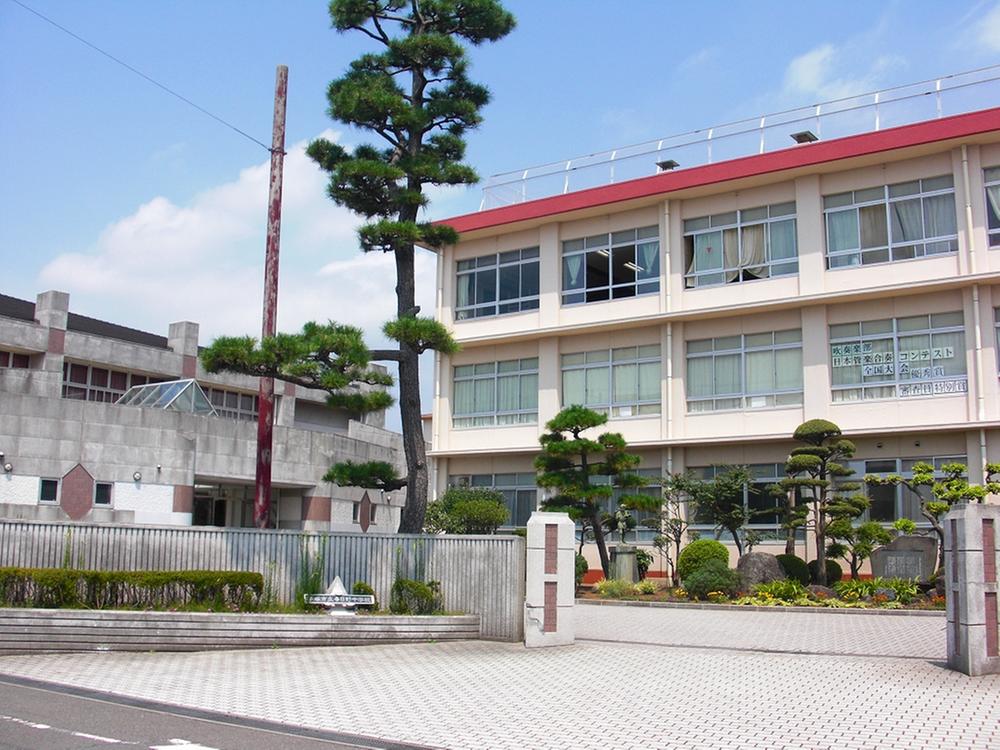 Junior high school. Kasugano until junior high school walk about 9 minutes (720m)