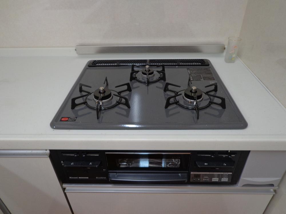 Same specifications photo (kitchen). Three-necked stove