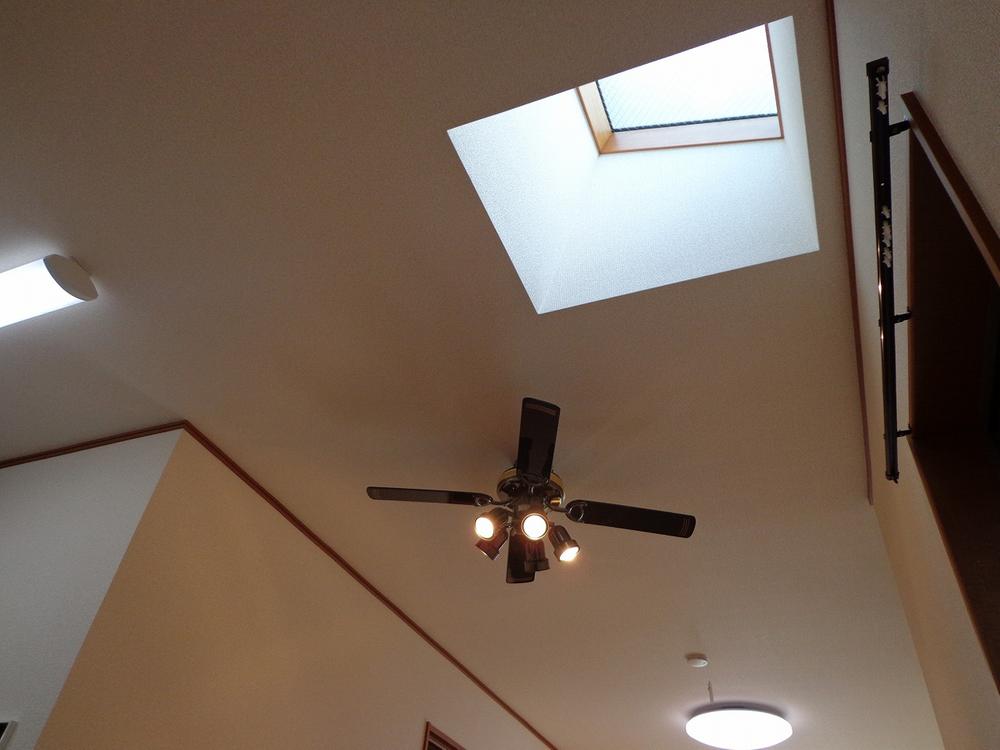 Same specifications photos (living). It is living bathed in bright sunlight from the skylight !!