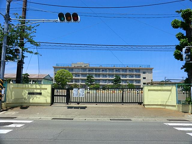 Primary school. 1460m until Hiratsuka Municipal Fujimi Elementary School