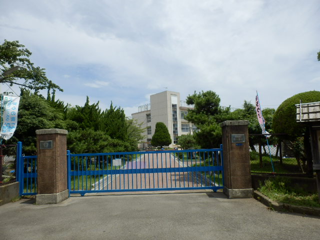 Primary school. 290m to the port elementary school (elementary school)