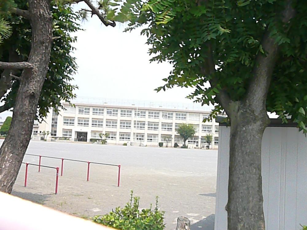 Primary school. 549m until Hiratsuka Tatsuko Elementary School