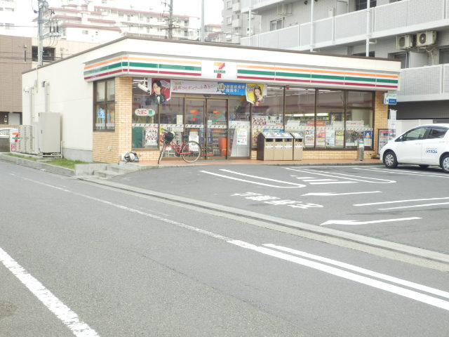 Convenience store. 50m until the Seven-Eleven (convenience store)