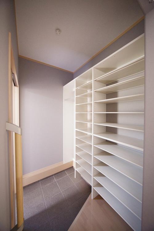 Building plan example (introspection photo). Building price 14.9 million yen, Building area 109.09 sq m Entrance side closet Located in the entrance next to, Shoes can of course storage, such as golf bags and stroller, Is the entrance clean. 