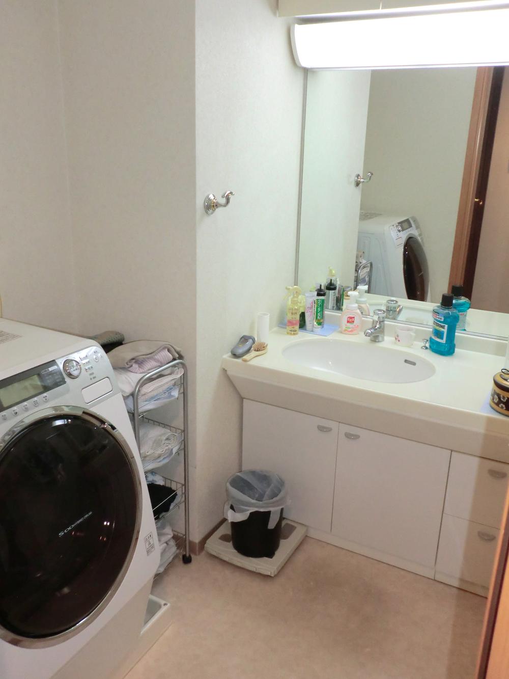 Wash basin, toilet. bathroom ・ Bathroom vanity