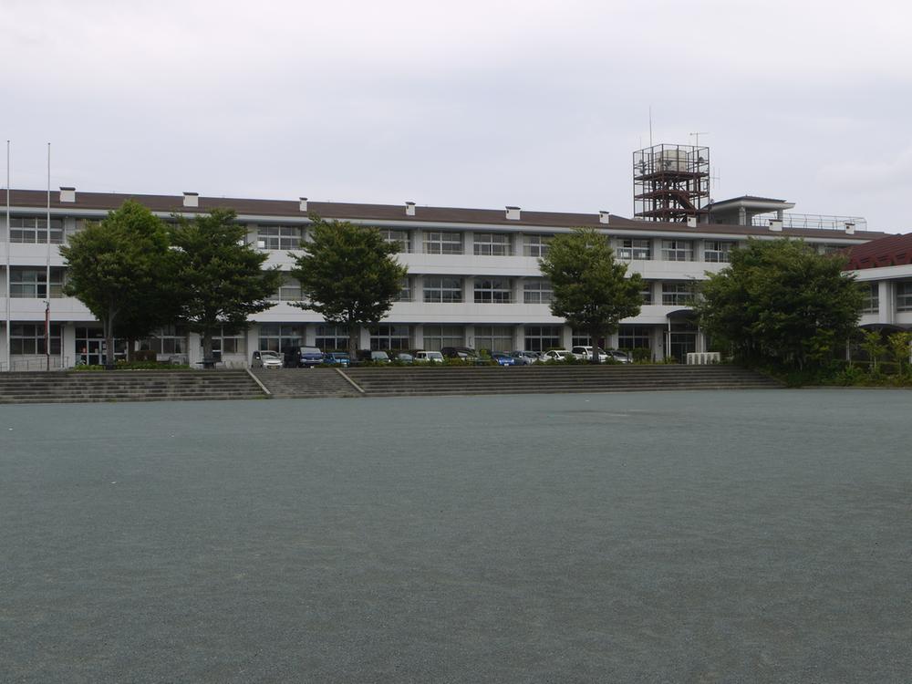 Junior high school. 1049m until Hiratsuka Municipal Asahiryou junior high school