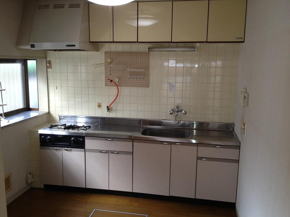 Kitchen. The kitchen has a storage capacity because it also comes with hanging cupboard