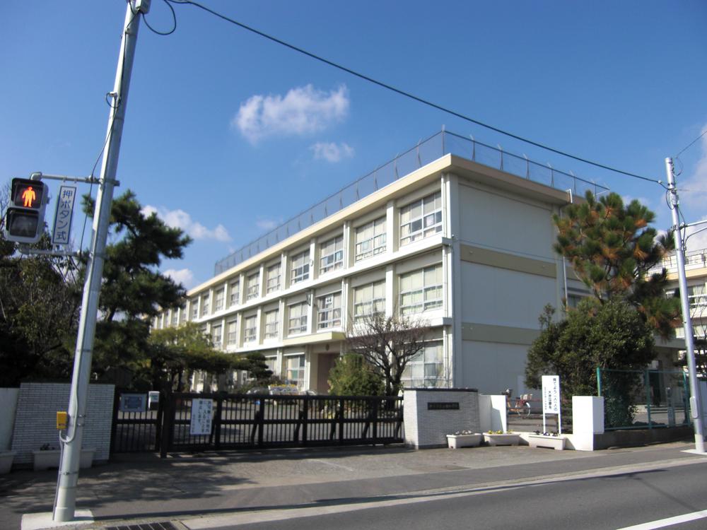 Primary school. 1102m until Hiratsuka Tatsugane eyes elementary school